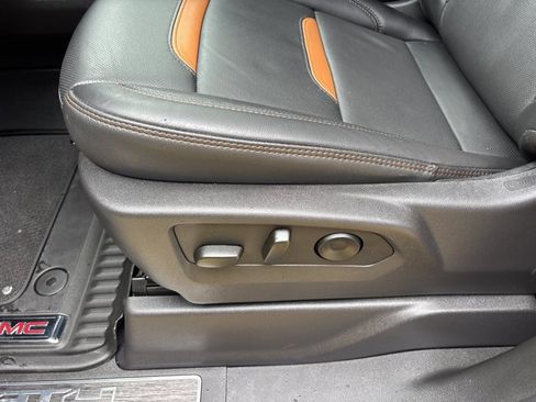 Used 2025 GMC Sierra 1500 AT4 w/ Technology Package AWD/4WD image 19