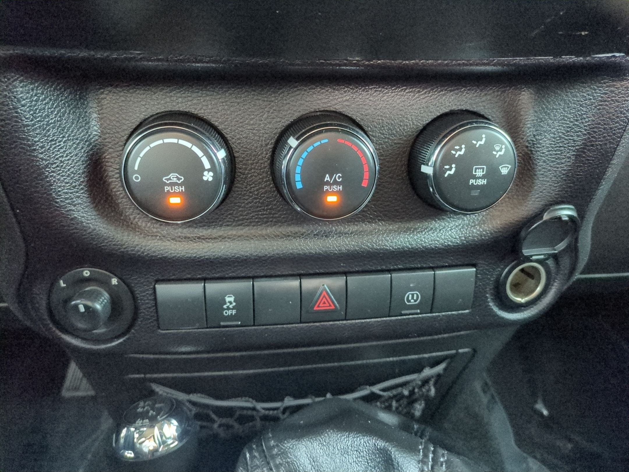 Used 2017 Jeep Wrangler Unlimited Sahara w/ Connectivity Group AWD/4WD image 21