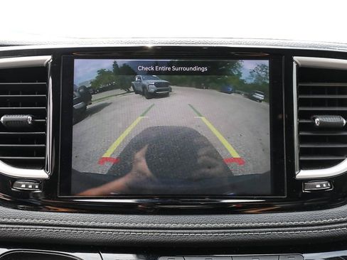 Used 2023 Chrysler Pacifica Touring-L AWD/4WD image 17