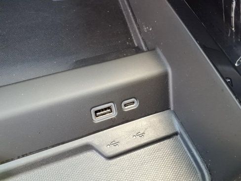 Used 2025 Chevrolet Suburban Z71 image 14