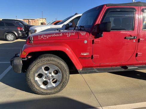 Used 2014 Jeep Wrangler Unlimited Sahara image 2
