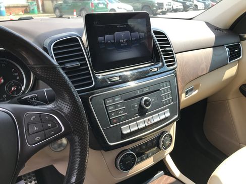 Used 2019 Mercedes-Benz GLE 400 4MATIC image 17