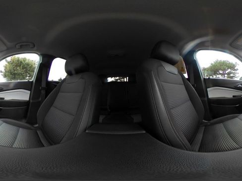 Used 2025 Chevrolet Trax LT FWD image 40