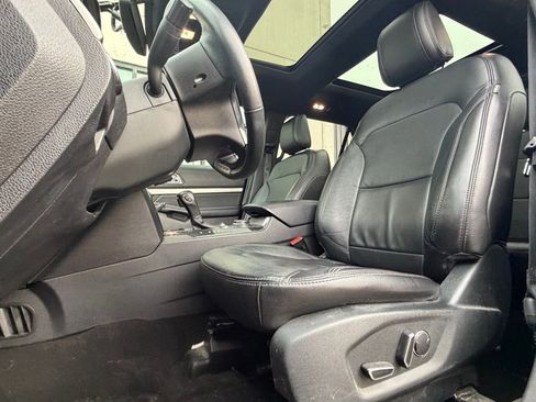 Used 2018 Ford Explorer XLT w/ Equipment Group 202A image 6