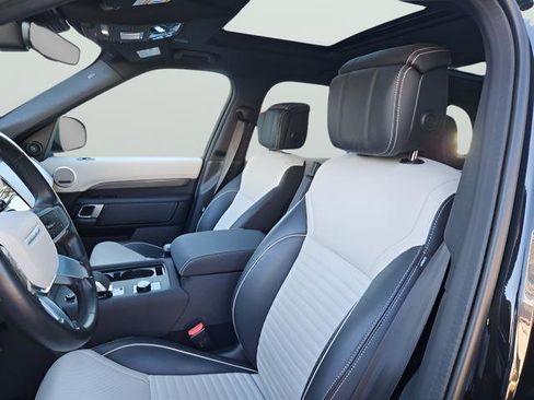 Certified 2023 Land Rover Discovery Metropolitan Edition image 14