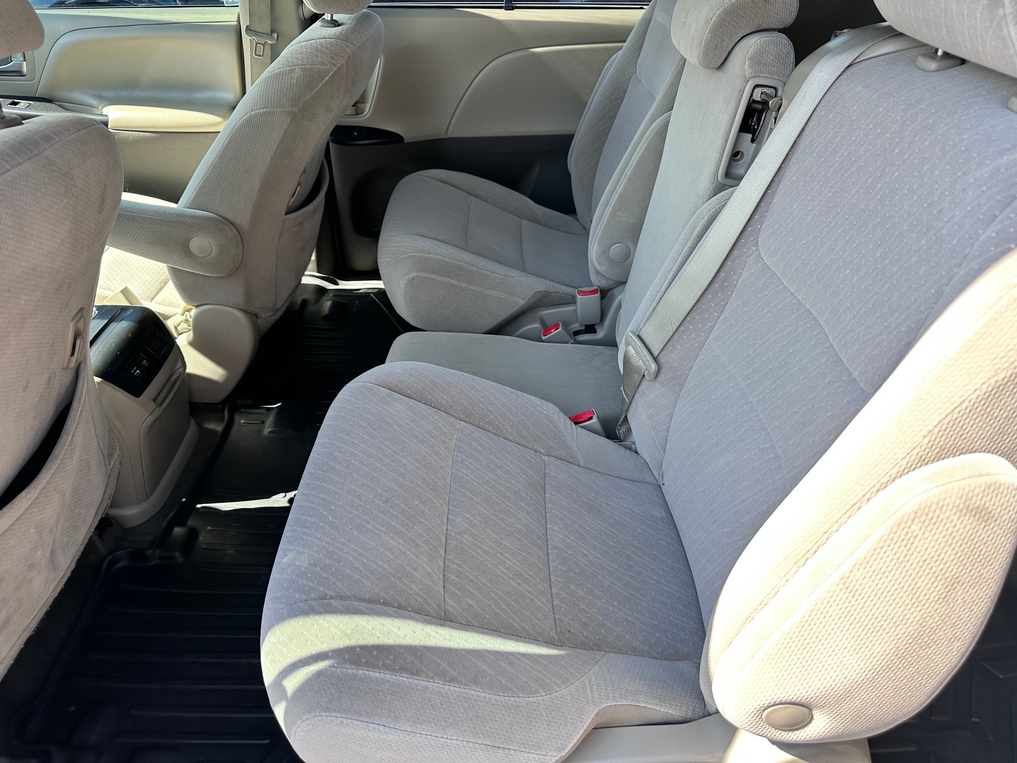 Used 2019 Toyota Sienna LE w/ Protection Package FWD image 6