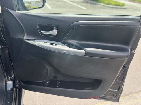 Used 2018 Toyota Sienna SE Premium w/ Carpet Mat Package image 29