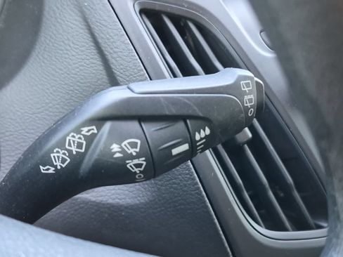 Used 2018 Ford Focus SE FWD image 25