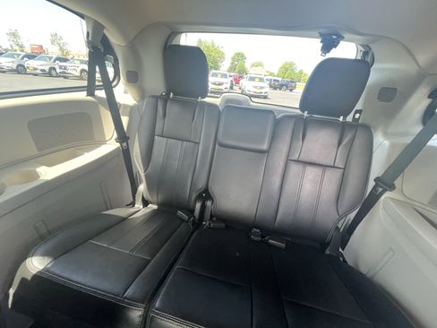 Used 2016 Chrysler Town & Country Touring FWD image 26