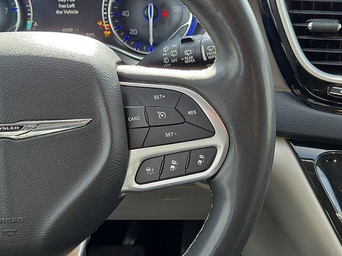 Used 2024 Chrysler Pacifica Touring-L FWD image 20