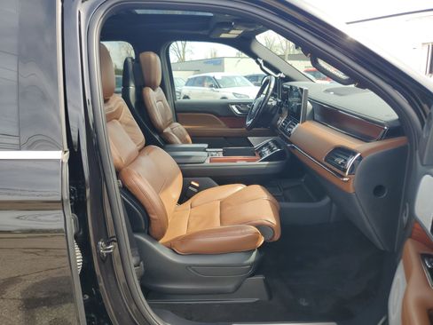 Used 2023 Lincoln Navigator Reserve image 9