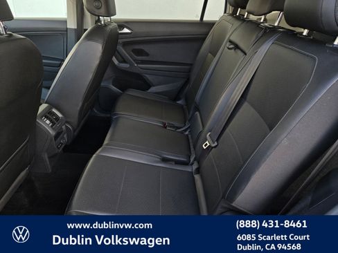 Used 2018 Volkswagen Tiguan SE w/ Panoramic Sunroof Package image 12