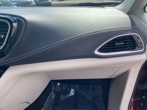 Certified 2022 Chrysler Pacifica Touring-L image 37