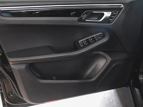 Used 2023 Porsche Macan image 8