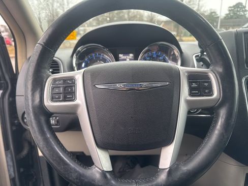 Used 2015 Chrysler Town & Country Touring w/ Driver Convenience Group image 14