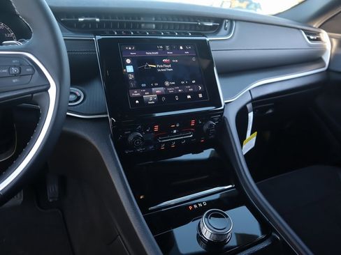 New 2025 Jeep Grand Cherokee Laredo image 5