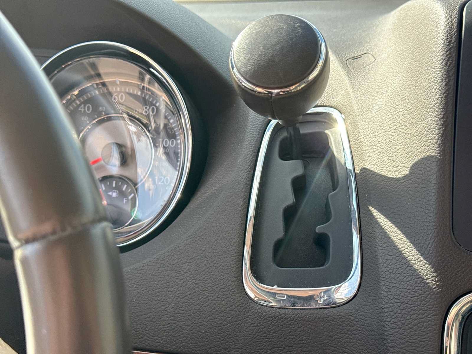 Used 2014 Chrysler Town & Country Touring-L FWD image 34