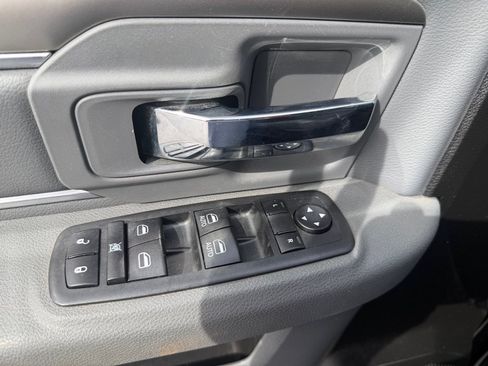 Used 2019 RAM 1500 Classic SLT w/ Black Appearance Group AWD/4WD image 31