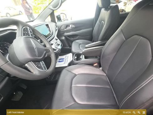 Used 2025 Chrysler Pacifica Select image 11