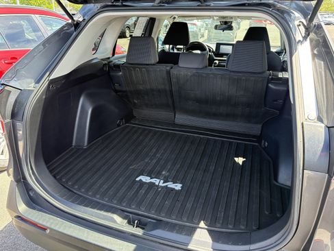 Used 2022 Toyota RAV4 LE AWD/4WD image 8