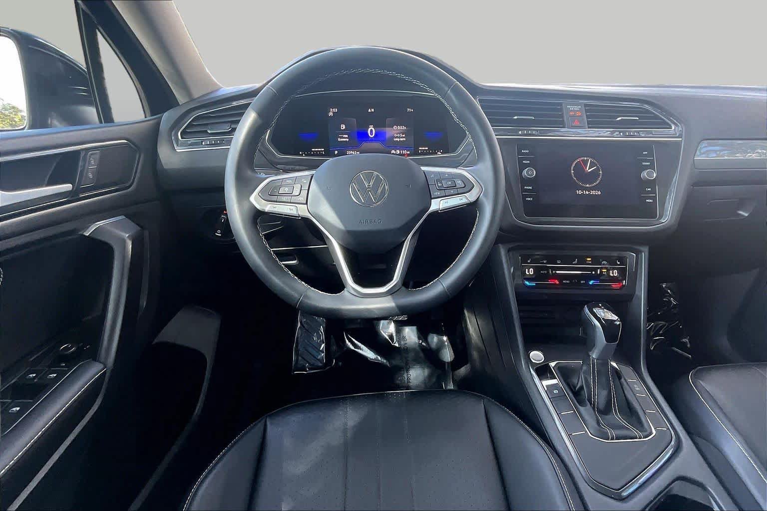 Used 2022 Volkswagen Tiguan SE w/ Panoramic Sunroof Package FWD image 6