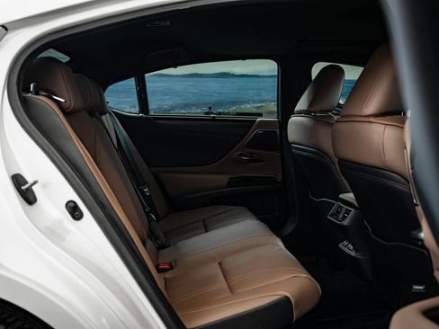 Certified 2025 Lexus ES 300h Ultra Luxury w/ Accessory Package (Z1) image 44