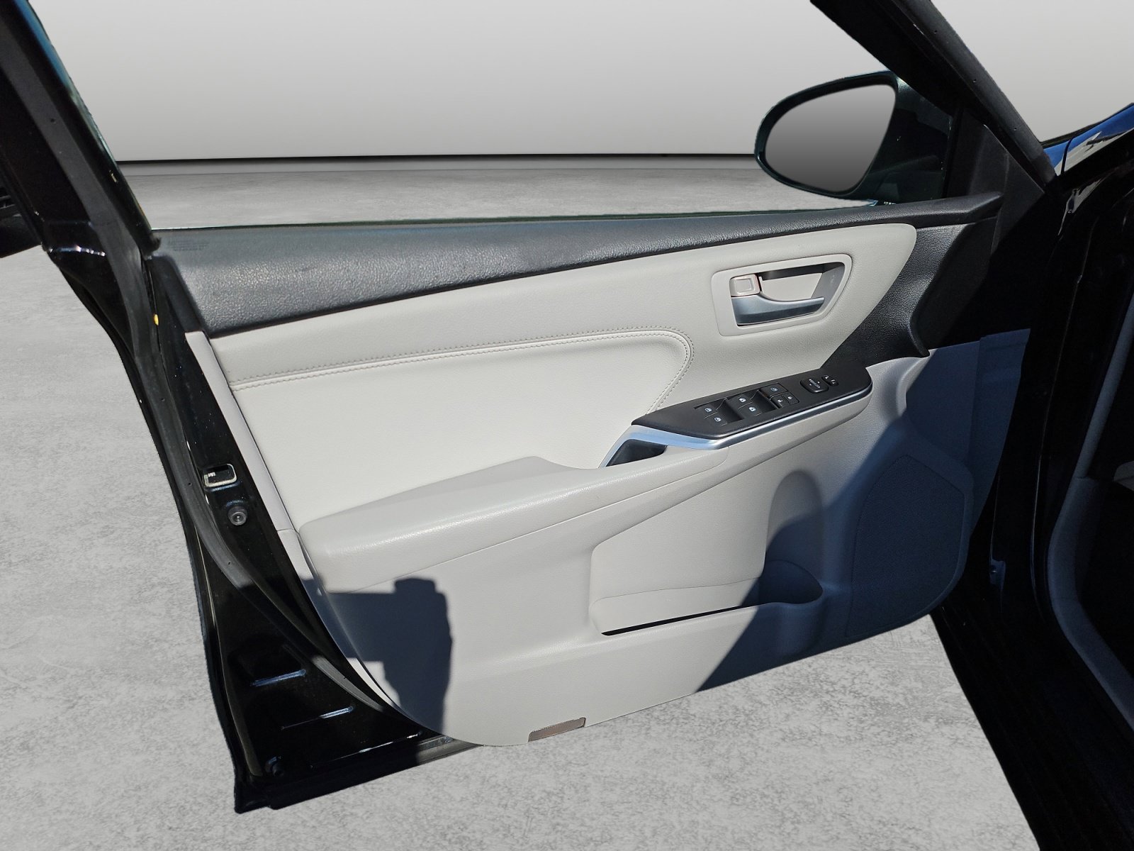 Used 2015 Toyota Camry XLE FWD image 32