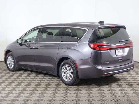 Used 2023 Chrysler Pacifica Touring-L FWD image 10