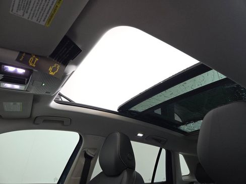 New 2026 Volkswagen Tiguan SE FWD image 8