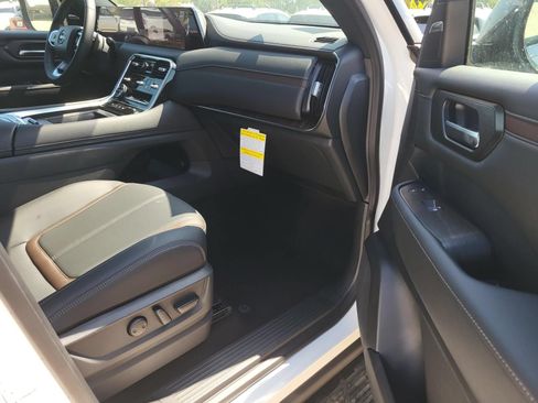 New 2026 Nissan Armada SL w/ Captain's Chari Seat Package AWD/4WD image 11