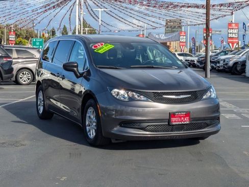 Used 2023 Chrysler Voyager LX image 3