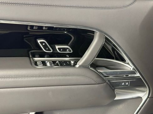 Used 2025 Land Rover Range Rover SE image 12