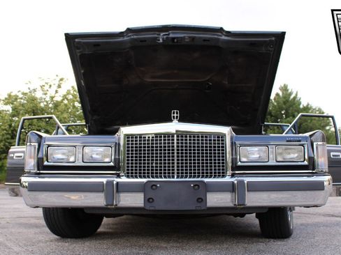 Used 1986 Lincoln Town Car image 18