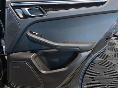 Used 2018 Porsche Macan Base w/ Premium Package image 17