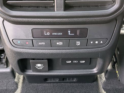Used 2025 Honda Pilot TrailSport image 24