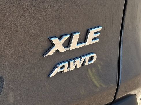 Used 2020 Toyota RAV4 XLE AWD/4WD image 29