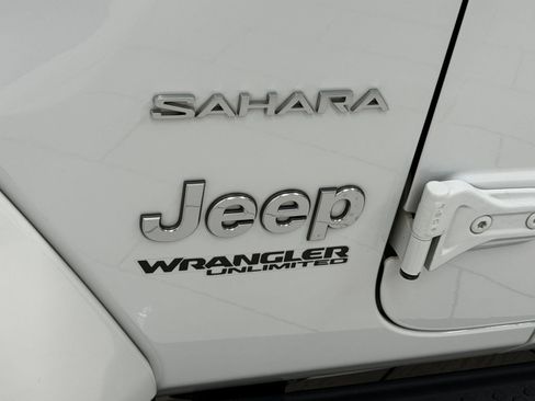 Used 2018 Jeep Wrangler Unlimited Sahara AWD/4WD image 33