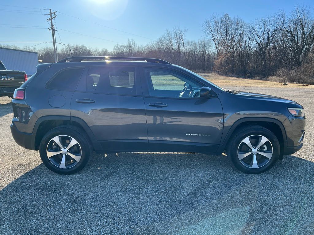 Used 2022 Jeep Cherokee Limited w/ Mopar Interior Package AWD/4WD image 4