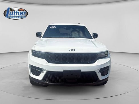 Used 2023 Jeep Grand Cherokee Altitude AWD/4WD image 8