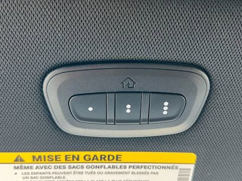Used 2025 Chrysler Pacifica Select FWD image 32