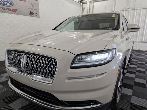 Used 2023 Lincoln Nautilus Reserve AWD/4WD image 3