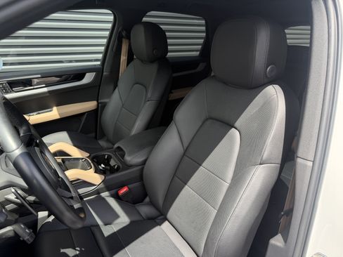 Used 2024 Porsche Cayenne AWD/4WD image 5