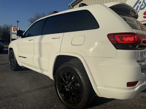 Used 2017 Jeep Grand Cherokee Altitude image 12