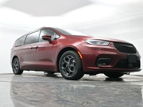 Used 2021 Chrysler Pacifica Limited w/ Uconnect Theater Family Group image 9