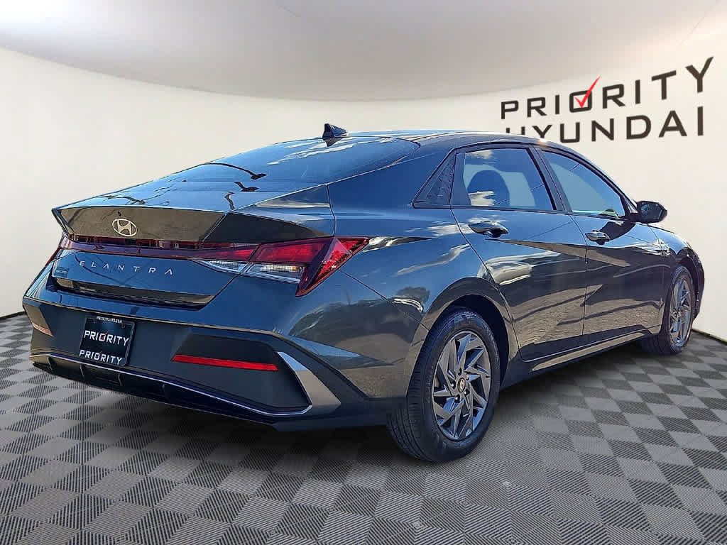 Used 2024 Hyundai Elantra SEL FWD image 4