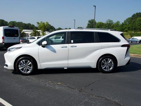 Used 2026 Toyota Sienna Limited AWD/4WD image 4