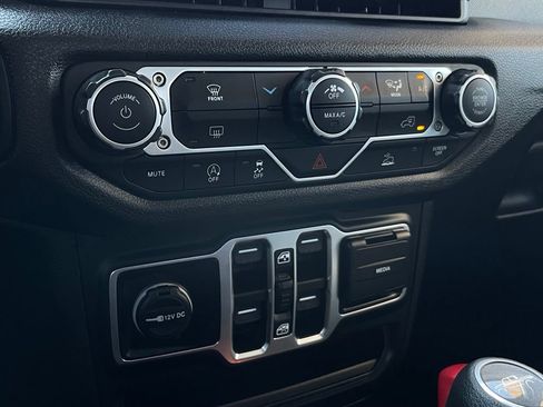 Used 2025 Jeep Gladiator Sport AWD/4WD image 17