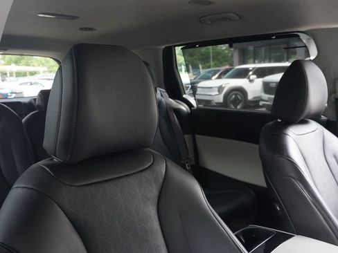 Used 2024 Kia Carnival EX FWD image 33
