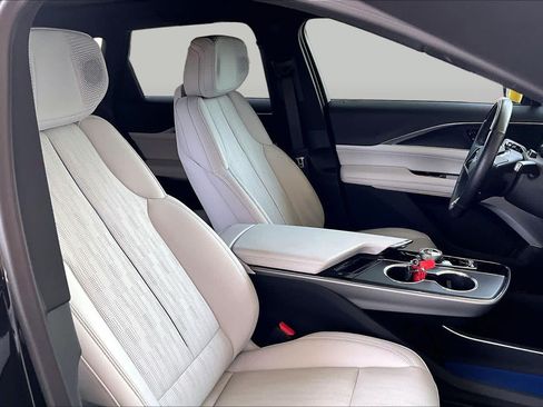 Used 2025 Cadillac Lyriq Luxury RWD image 9
