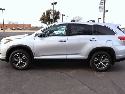Used 2019 Toyota Highlander LE image 2